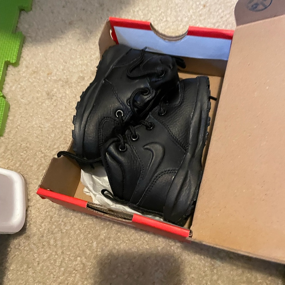 Nike manoa boots worn once